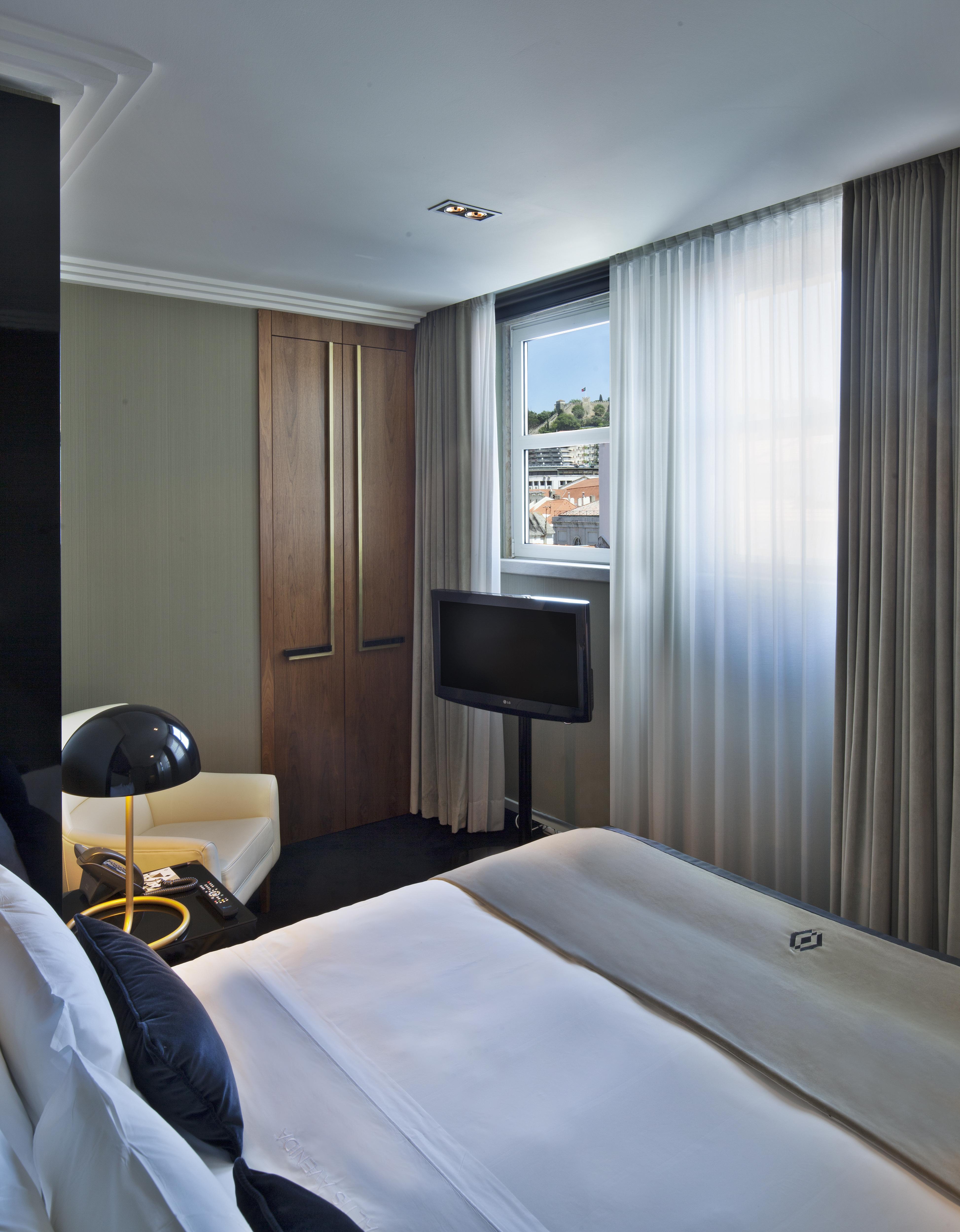 Altis Avenida Hotel Lisbon Luaran gambar A room at the hotel