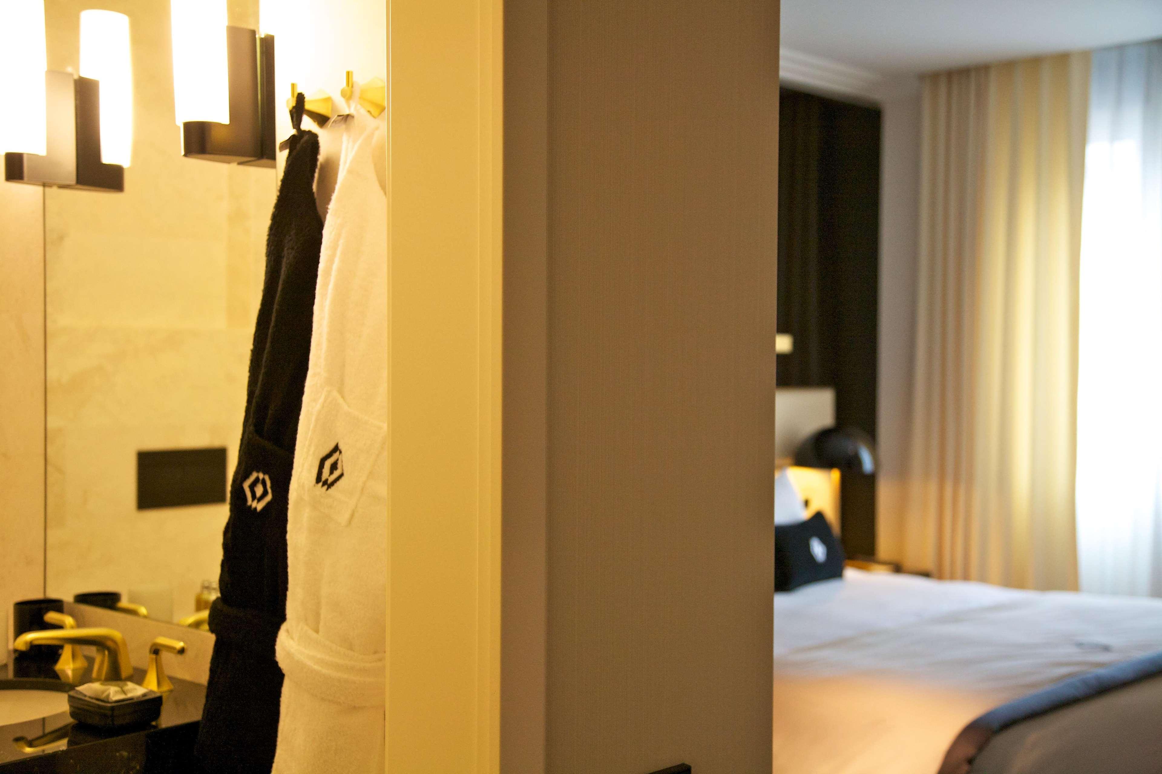 Altis Avenida Hotel Lisbon Luaran gambar A bathrobe hanging on a wall