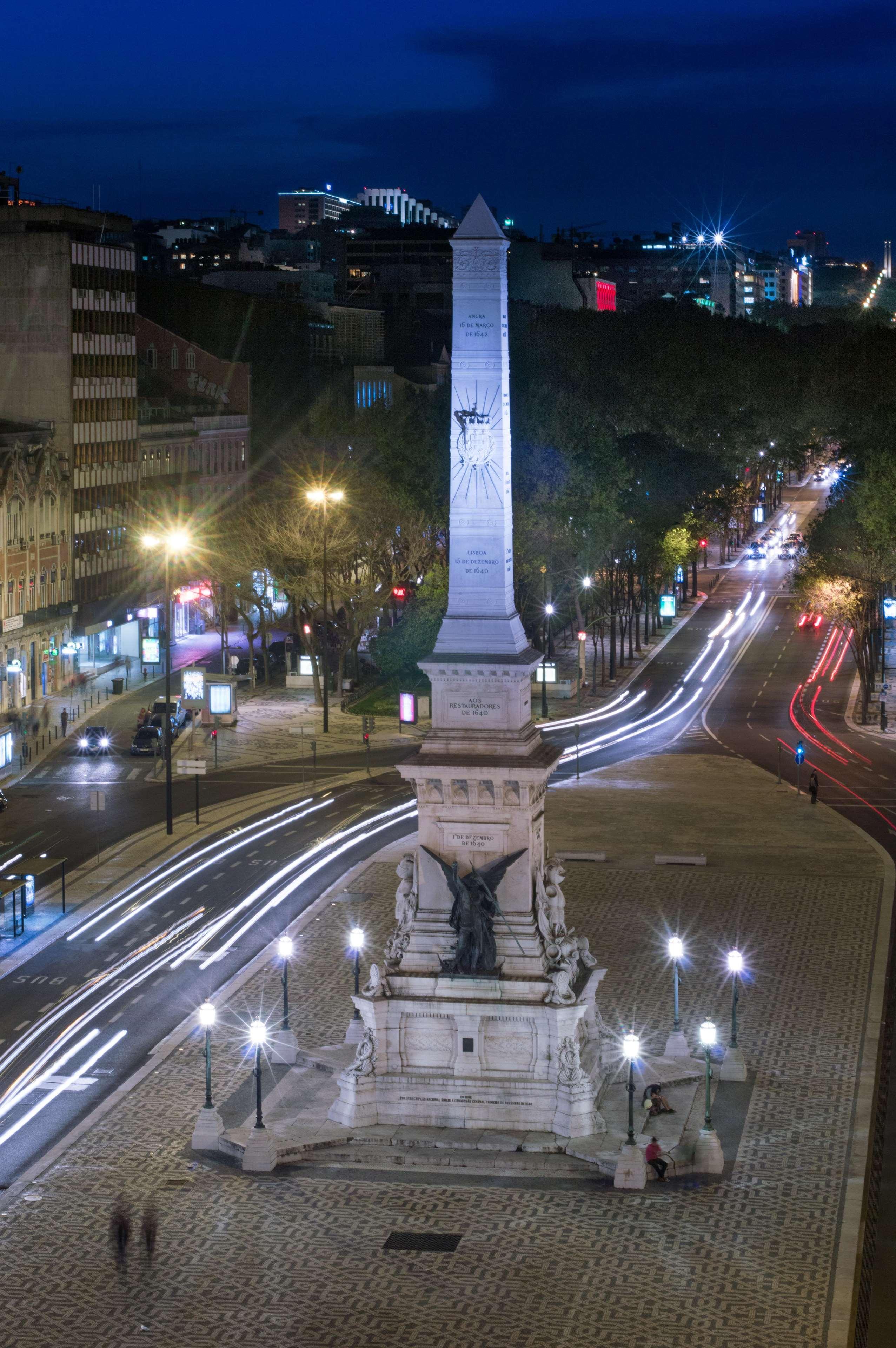 Altis Avenida Hotel Lisbon Luaran gambar The London Stone at night