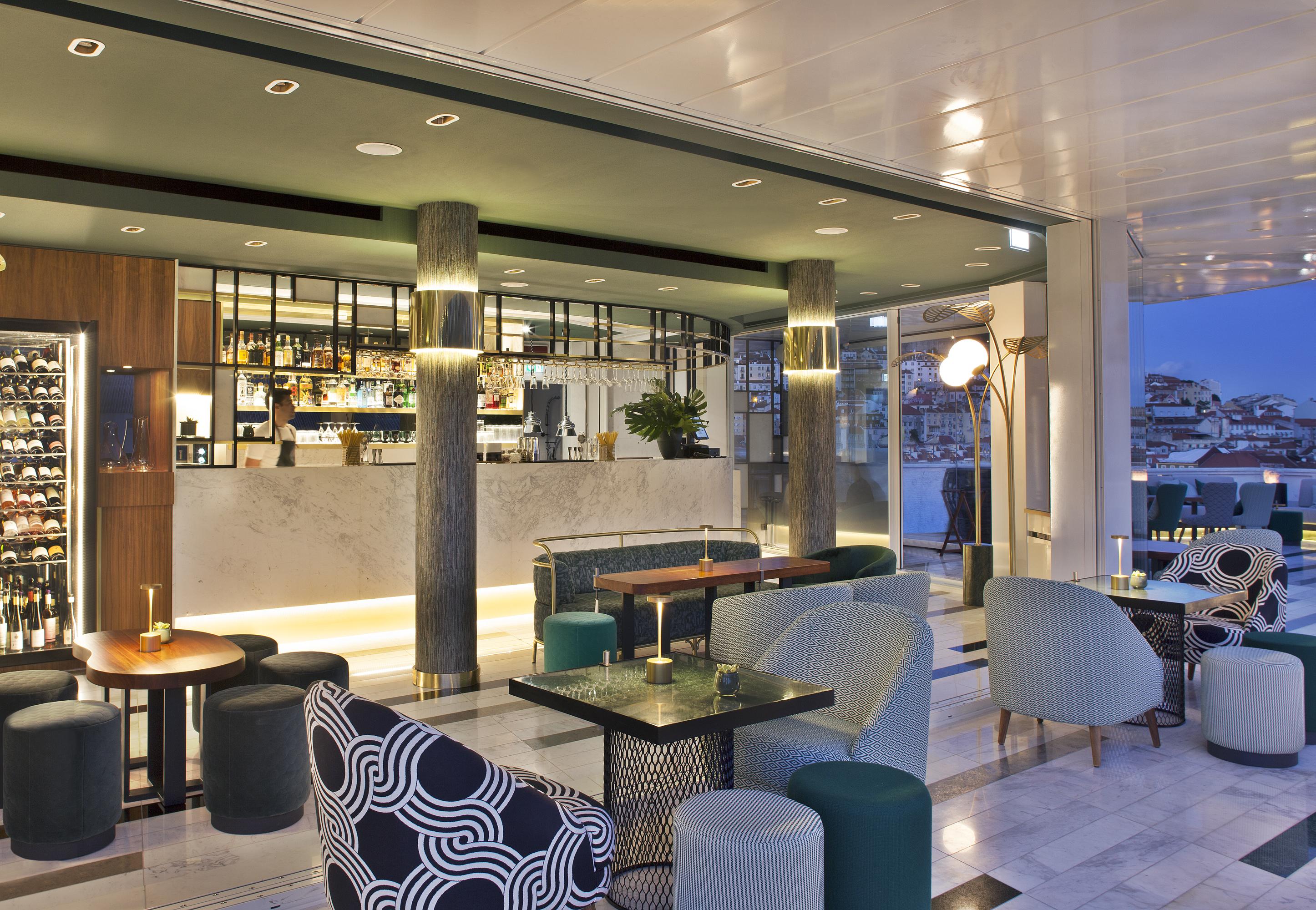 Altis Avenida Hotel Lisbon Luaran gambar The bar at the 12th floor