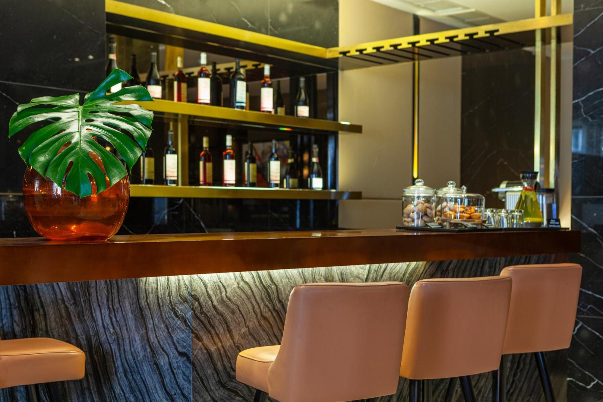 Altis Avenida Hotel Lisbon Luaran gambar The bar at the hotel